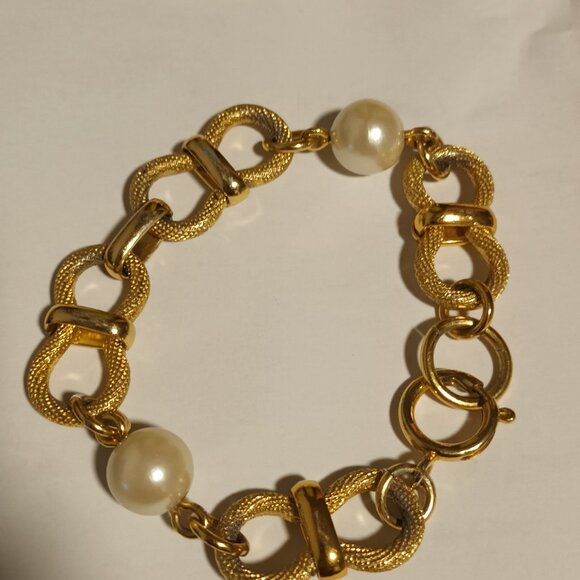 VINTAGE GOLD TONE AND FAUX PEARL CHAIN LINK BRACELET AND EARRING SET AVON - Picture 2 of 3